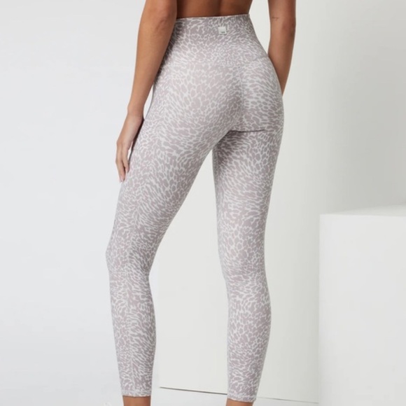 Vuori Studio Pocket Highwaist Performance Legging Women’s Small Animal Print - Picture 1 of 10